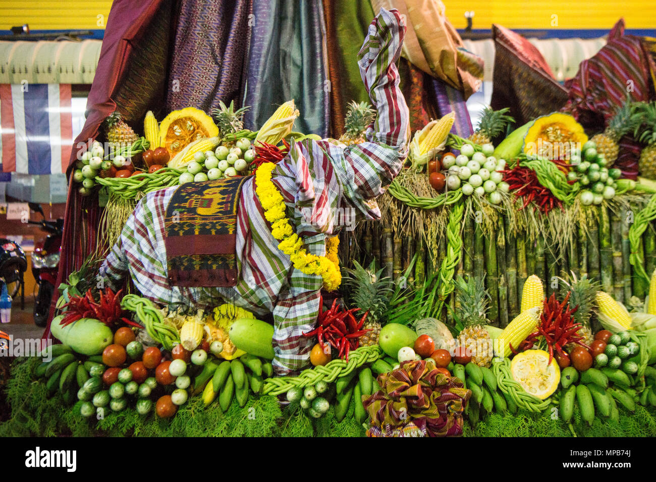 Der Elefant Buffet mit viel Obst auf den traditionellen Elephant Round Up Festival in der Stadt Surin im Isaan in Thailand. Thailand, Isan, Surin, Stockfoto