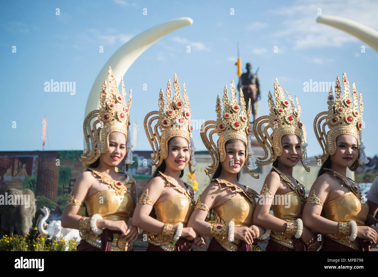 Traditionelle thailändische Tanz an der Phaya Surin Pakdee Monument an der traditionellen Elephant Round Up Festival in der Stadt Surin im Isaan in Thailand. Thai Stockfoto