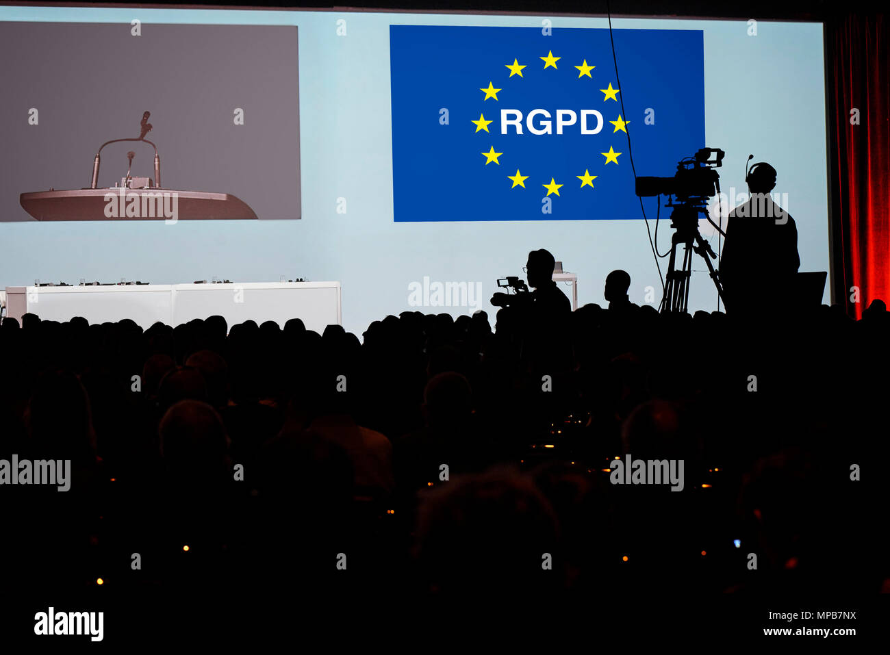 Abbildung einer Pressekonferenz Kameramann Silhouette gegen den allgemeinen Datenschutz Verordnung Symbol Stockfoto