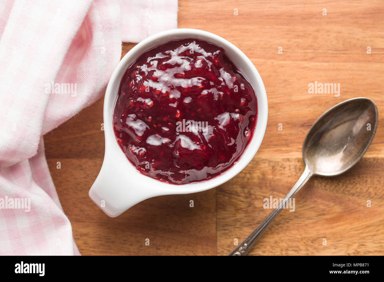Himbeer Konfitüre Gelee in der Schüssel. Ansicht von oben. Stockfoto