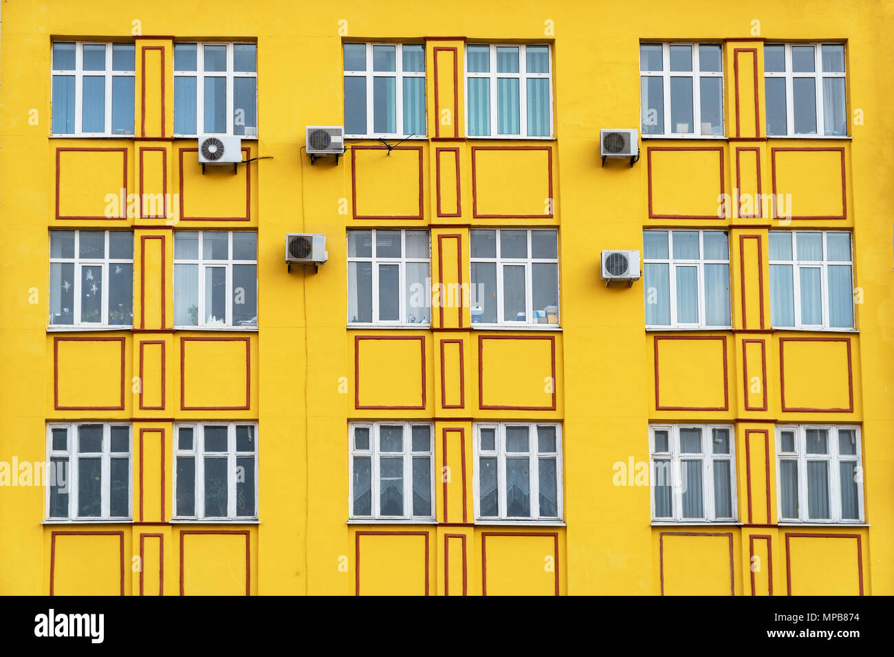 Windows auf der Fassade des Gebäudes Stockfoto