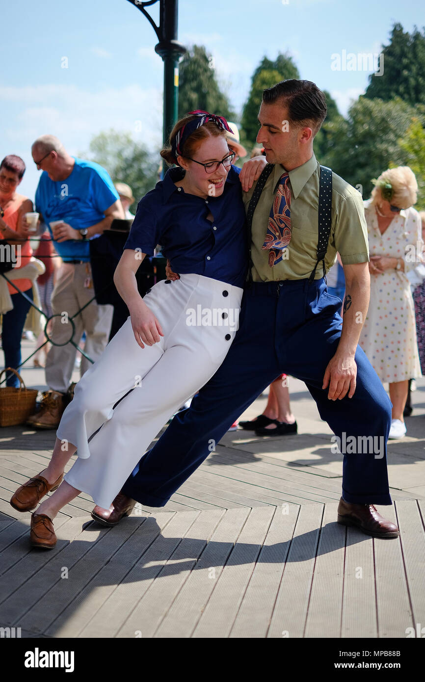 Haworth, West Yorkshire, UK - 20. Mai 2018: Ein junges Paar Swing Dance unter der Musikpavillon im Haworth während der jährlichen Haworth 1940 s Wochenende Veranstaltung. Stockfoto