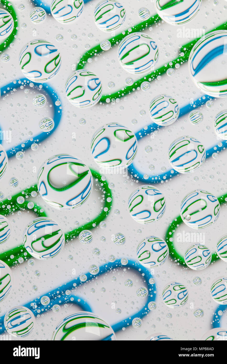 Farbe Hintergrund mit Regentropfen und Büroklammern Stockfoto