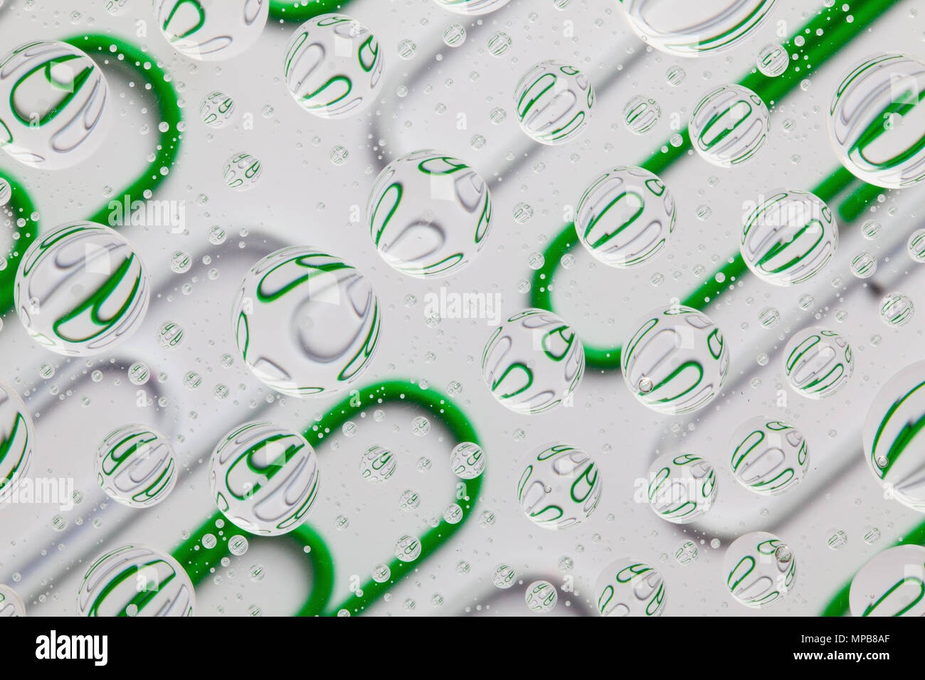 Farbe Hintergrund mit Regentropfen und Büroklammern Stockfoto