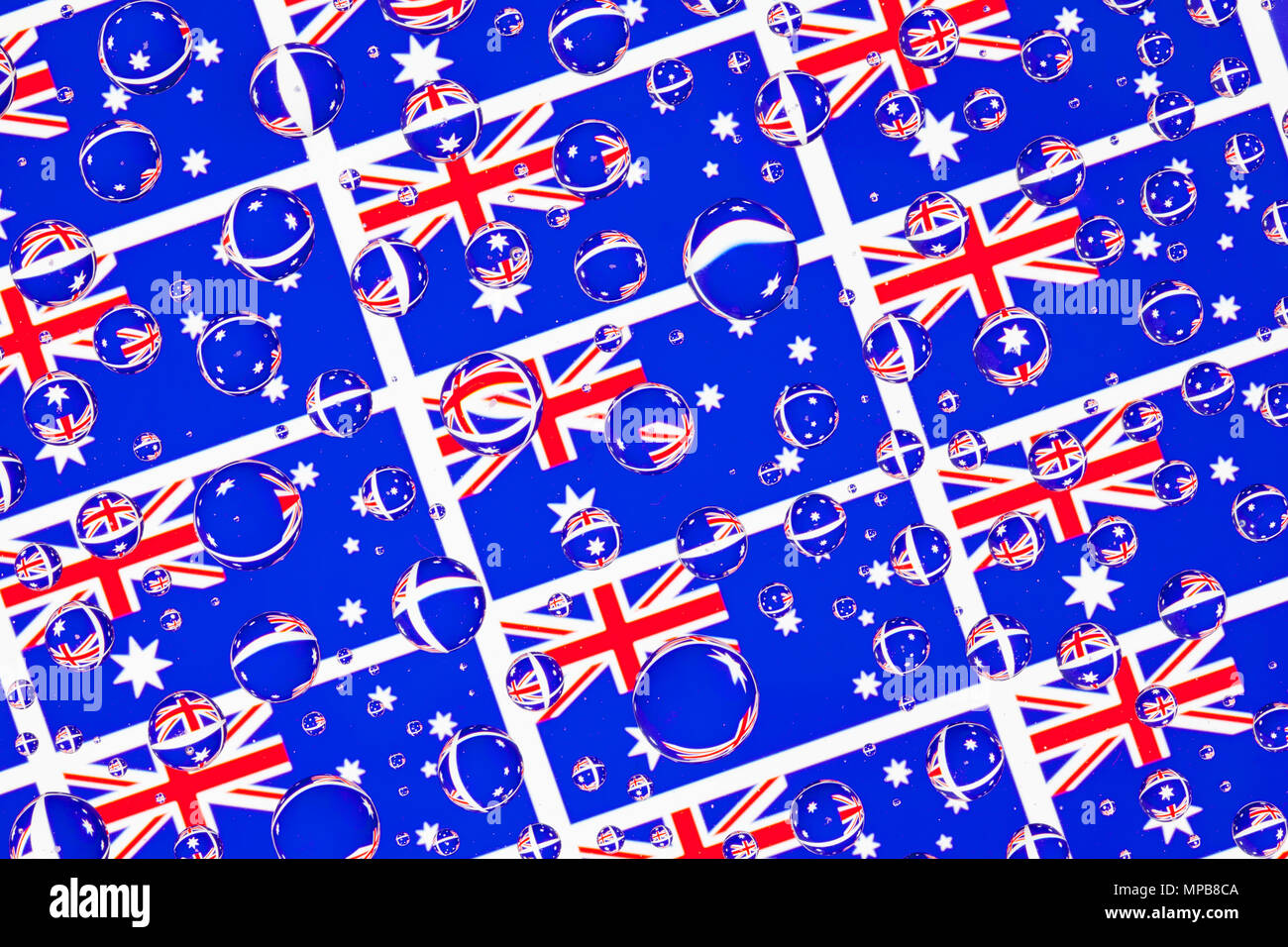 Flaggen von Australien, hinter ein Glas mit Tropfen bedeckt. Muster von australischen Flaggen Stockfoto