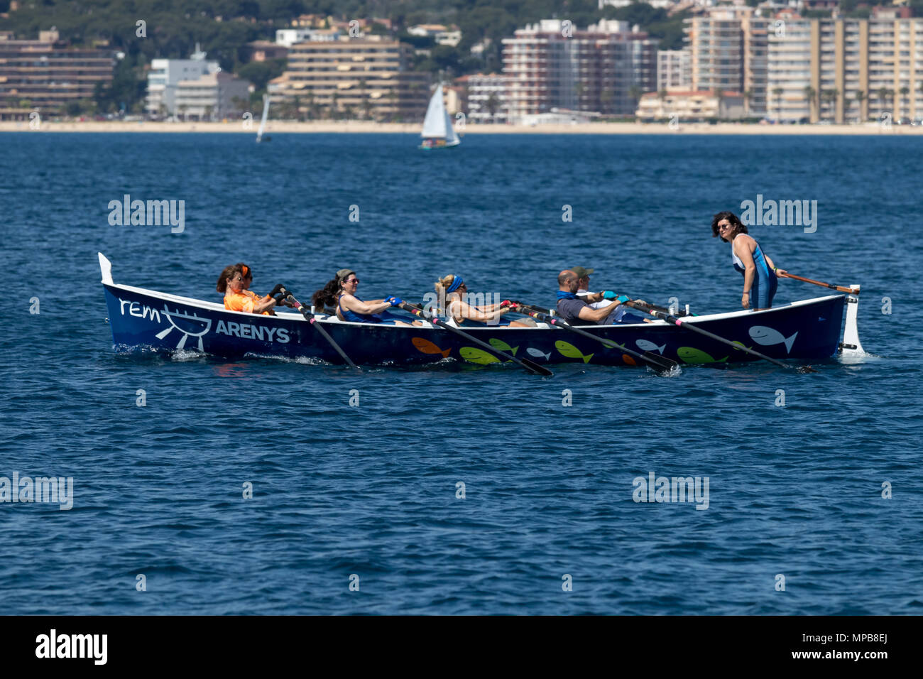 Rudernde Mannschaft auf dem Ozean in Palamos an der Costa Brava in Spanien. 05. 20. 2018 Spanien Stockfoto