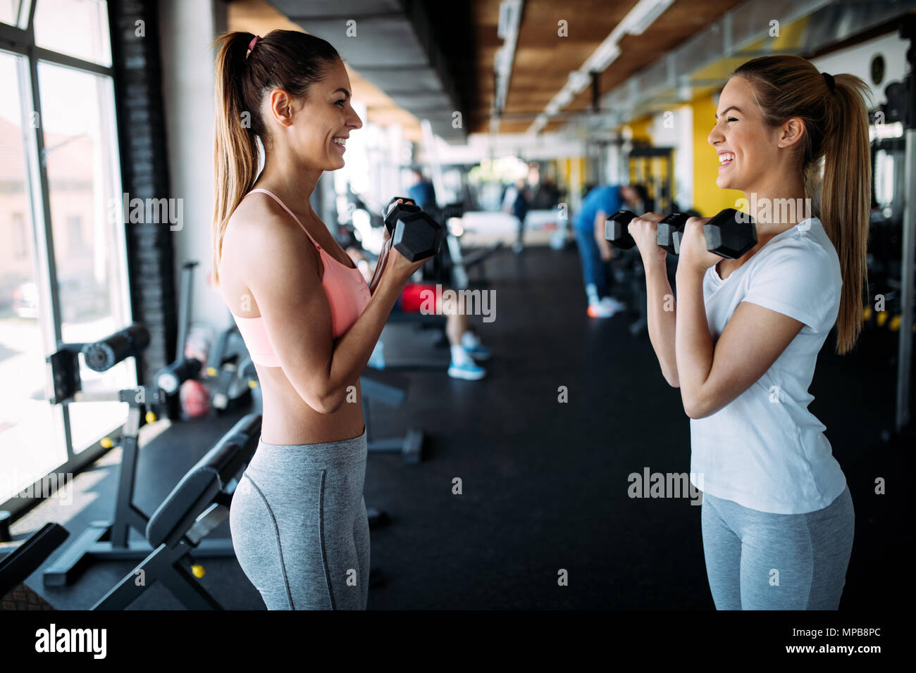 Frauen trainieren Sie im Fitness-Studio Stockfoto