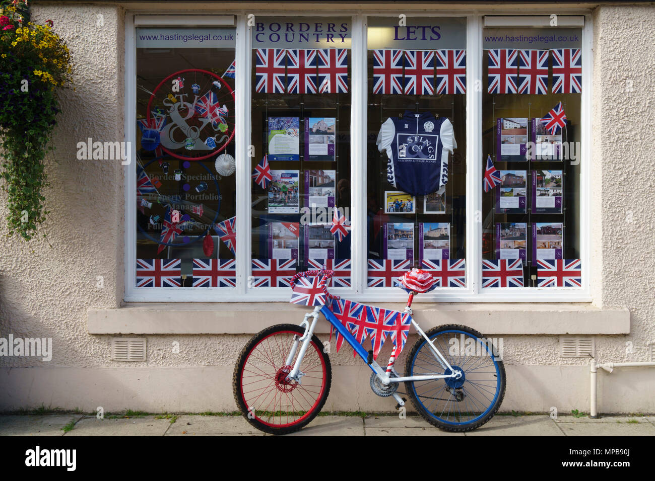 Kelso, Scottish Borders - begrüßte die Radtour von Großbritannien im Jahr 2017, jetzt ein regelmäßiger Besuch in der Stadt. Union Flag Dekoration. Stockfoto