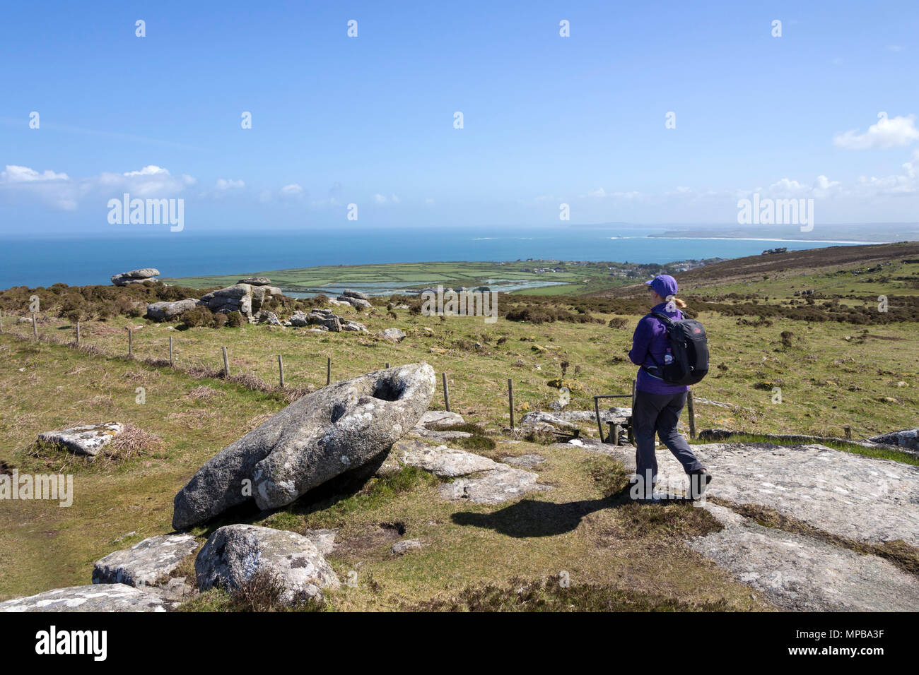 Walker auf rosewall Hill und der Ausblick auf die Bucht von St Ives, Cornwall, UK. Stockfoto