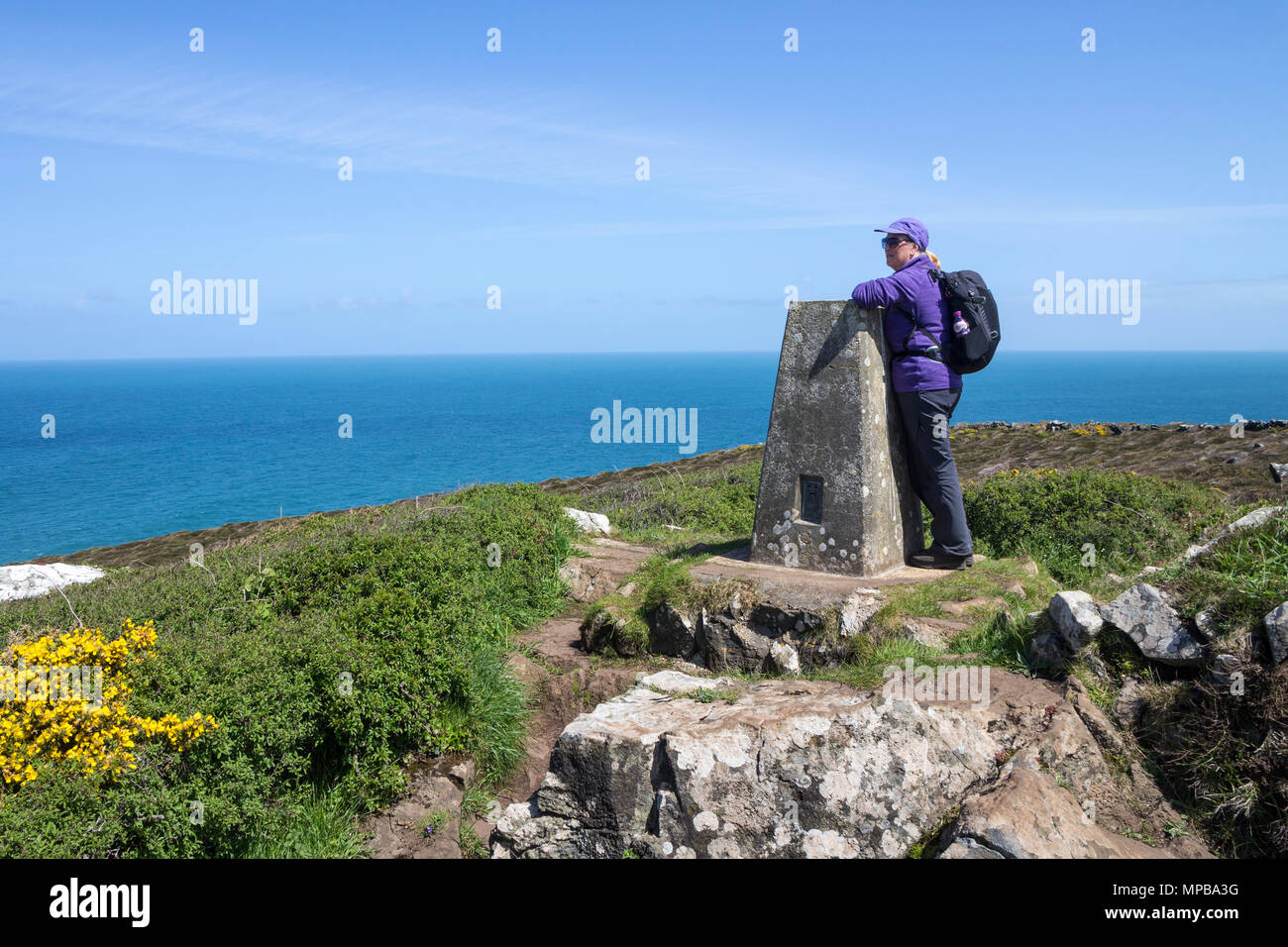 Walker auf dem South West Coast Path genießen den Blick von der Trig Point auf Trevega Klippe in der Nähe von St Ives, Cornwall, UK. Stockfoto