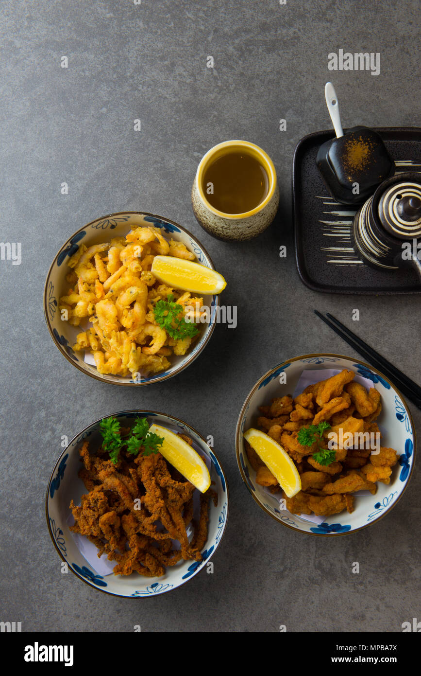 Verschiedenen japanischen frittierte Lebensmittel oder karaage Flach Stockfoto