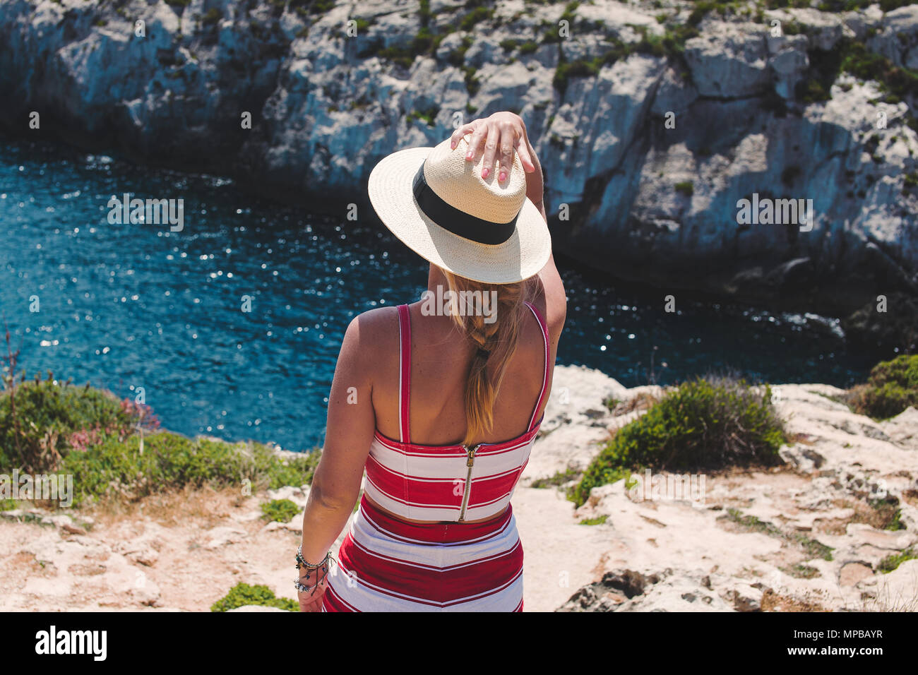 Frau hat Lust an mediterrane Landschaft Blick nach hinten, Malta Stockfoto