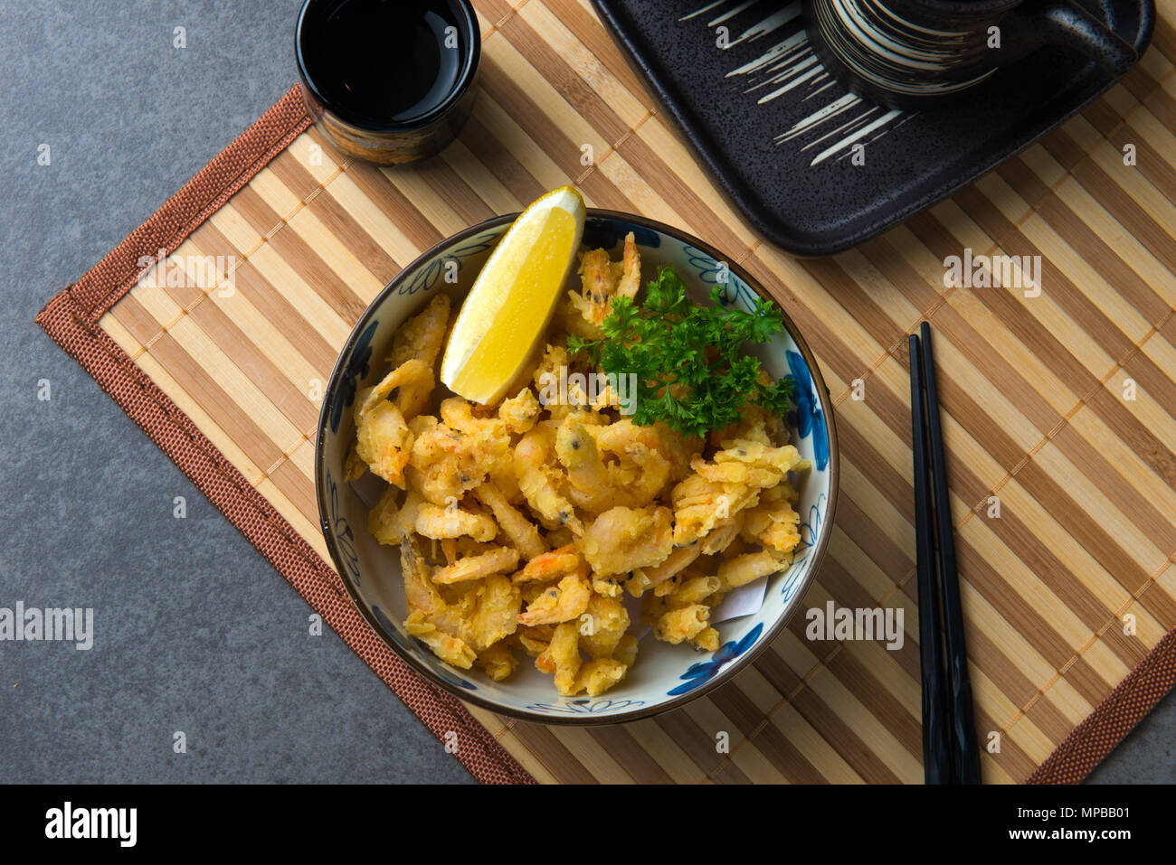 Koebi karaage Japanische frittierte kleine Garnelen flach Stockfoto
