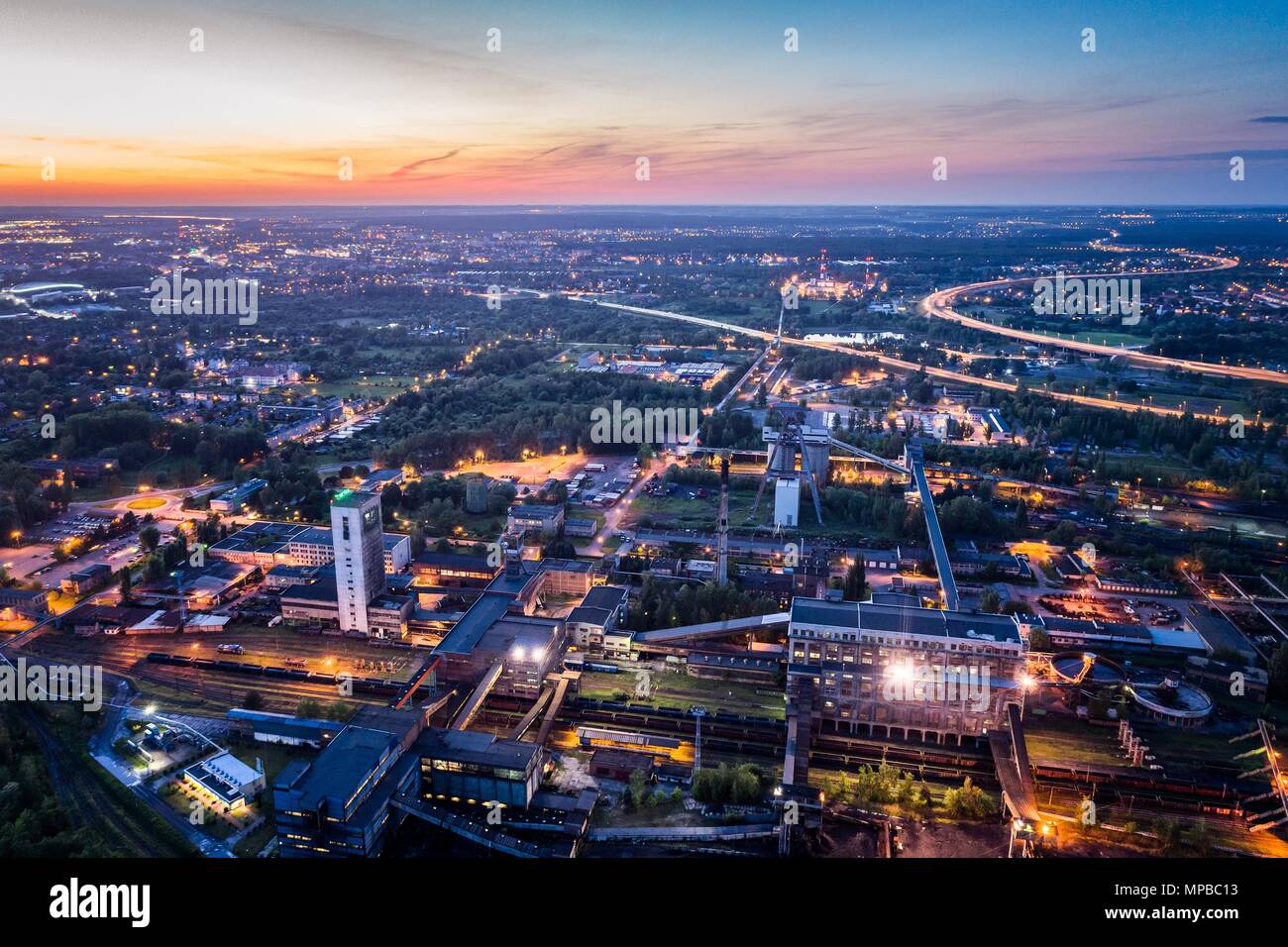 Antenne drone Ansicht Black Coal Mine in der Abenddämmerung. Sosnica, Gliwice, Katowice, Polen Stockfoto