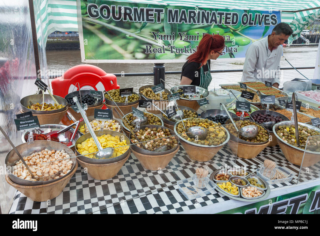 Gourmet marinierte Oliven auf dem Markt am Kai, Newcastle upon Tyne, England, UK Abschaltdruck Stockfoto