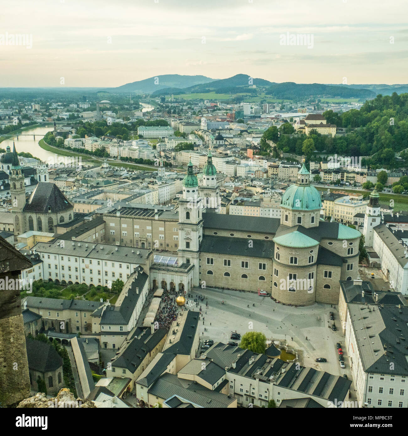 Blick von der mittelalterlichen Festung Hohensalzburg über Salzburg und seine barocke Kathedrale Stockfoto