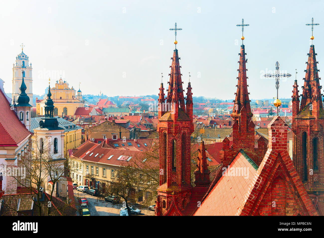 Türme der Kirche von Saint Anne und Stadtbild in der Altstadt von Vilnius in Litauen. Stockfoto