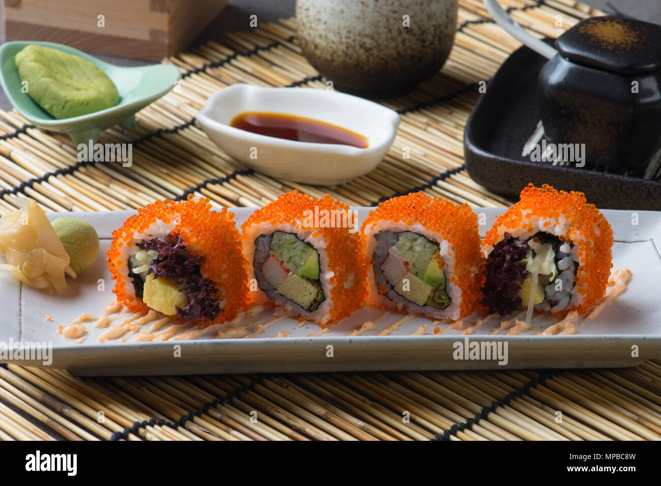 California Maki Sushi mit Masago Stockfoto