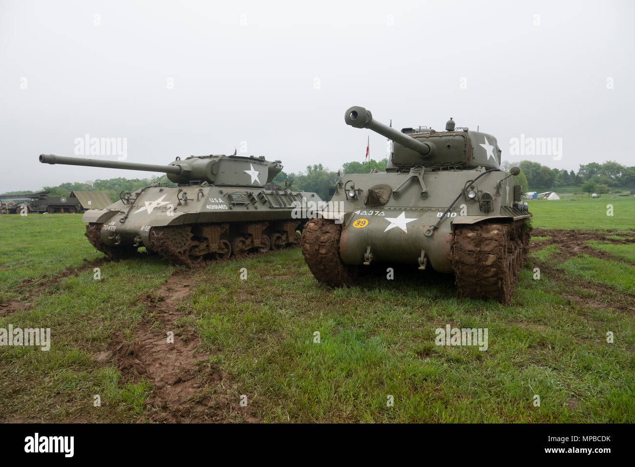 USA Pennsylvania Carlisle der US-Armee Erbe und Education Center (L) M36Slugger tank Destroyer und (R) M4A3E8 Sherman Panzer Medium Tank Stockfoto