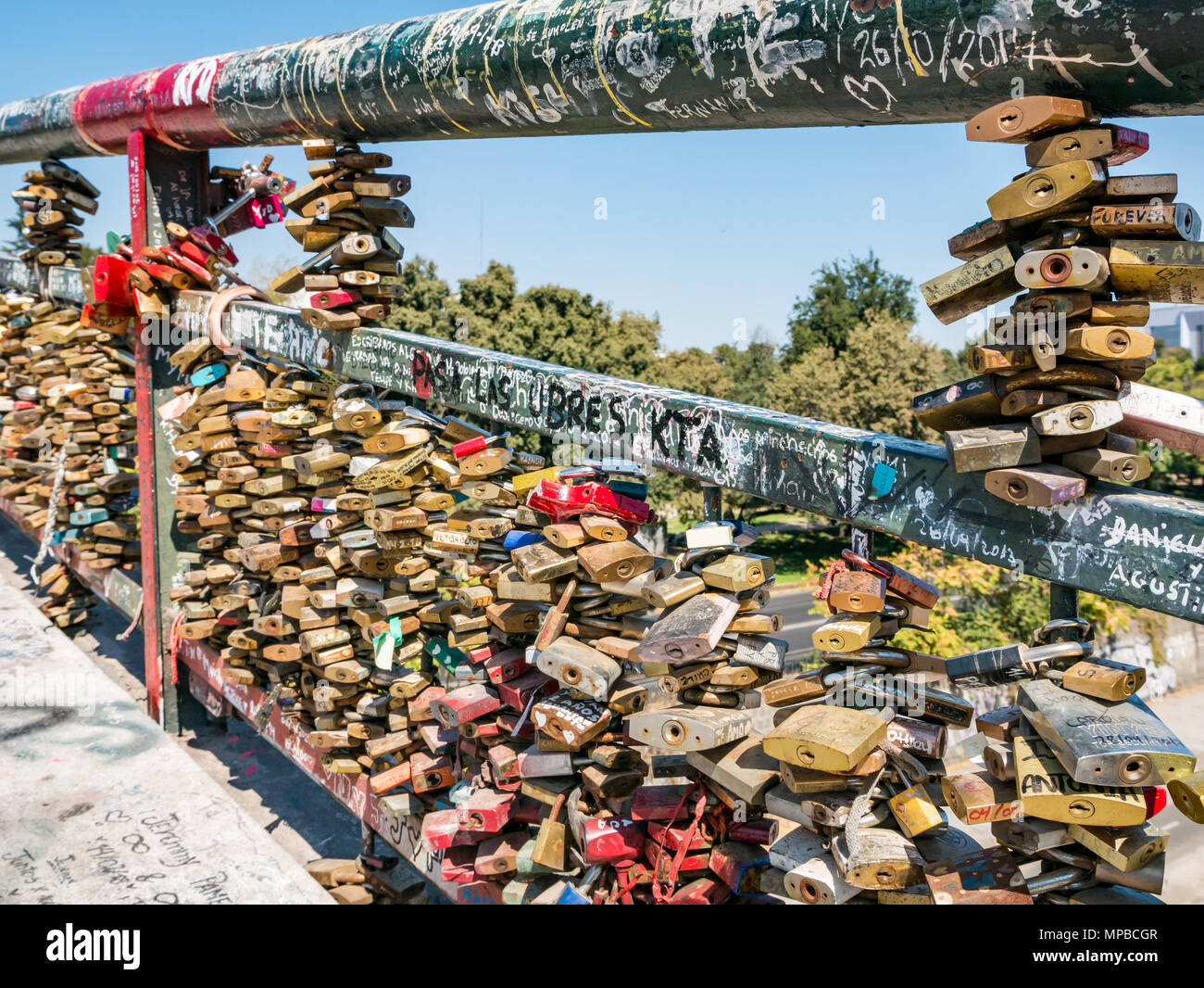 Fußgänger-Brücke über den Fluss Mapocho mit Nahaufnahme der Masse der Liebe Schlösser und Graffiti, Racamalac Brücke, Santiago, Chile Stockfoto