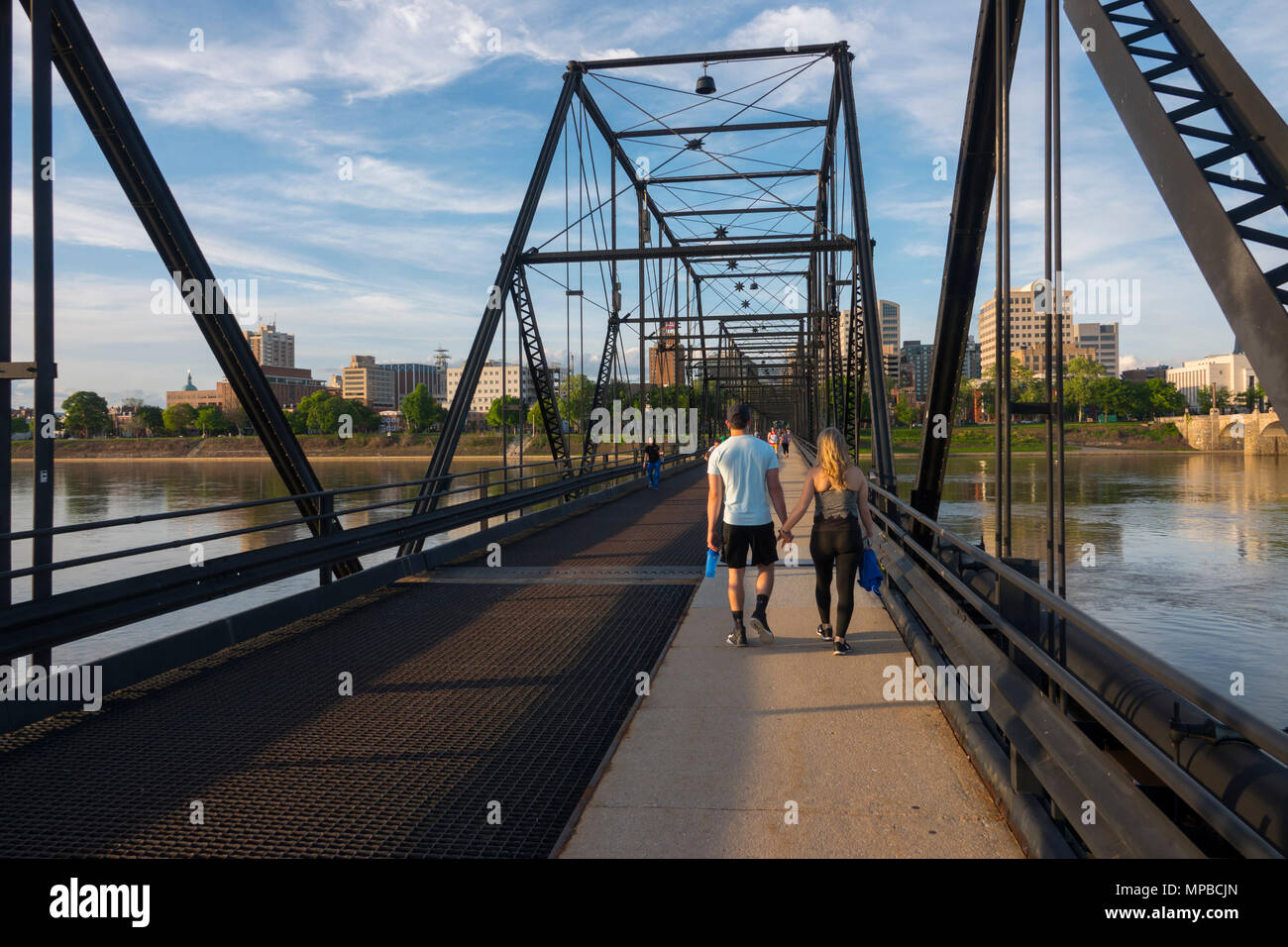 USA Pennsylvania PA Harrisburg Walnut Street Fußgänger-Brücke über den Susquehanna River City Island Park altes Auto Brücke Stockfoto