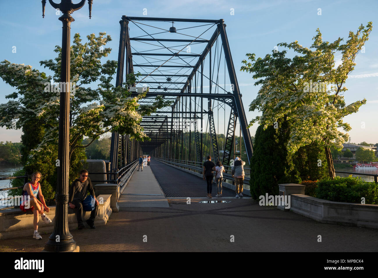 USA Pennsylvania PA Harrisburg Walnut Street Fußgänger-Brücke über den Susquehanna River City Island Park altes Auto Brücke Stockfoto