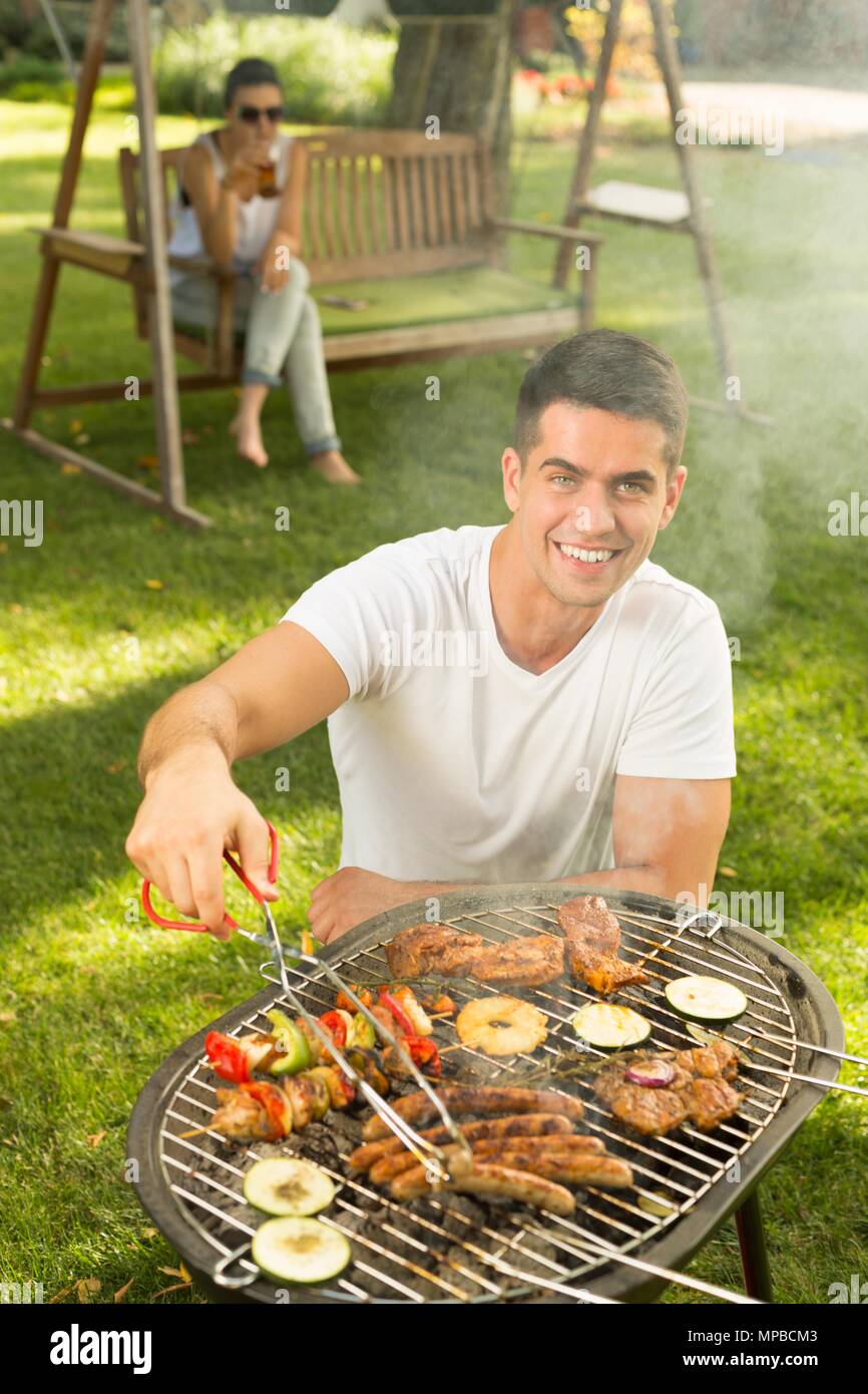 Junge Menschen kochen Vorbereitung Abendessen am Grill Stockfoto