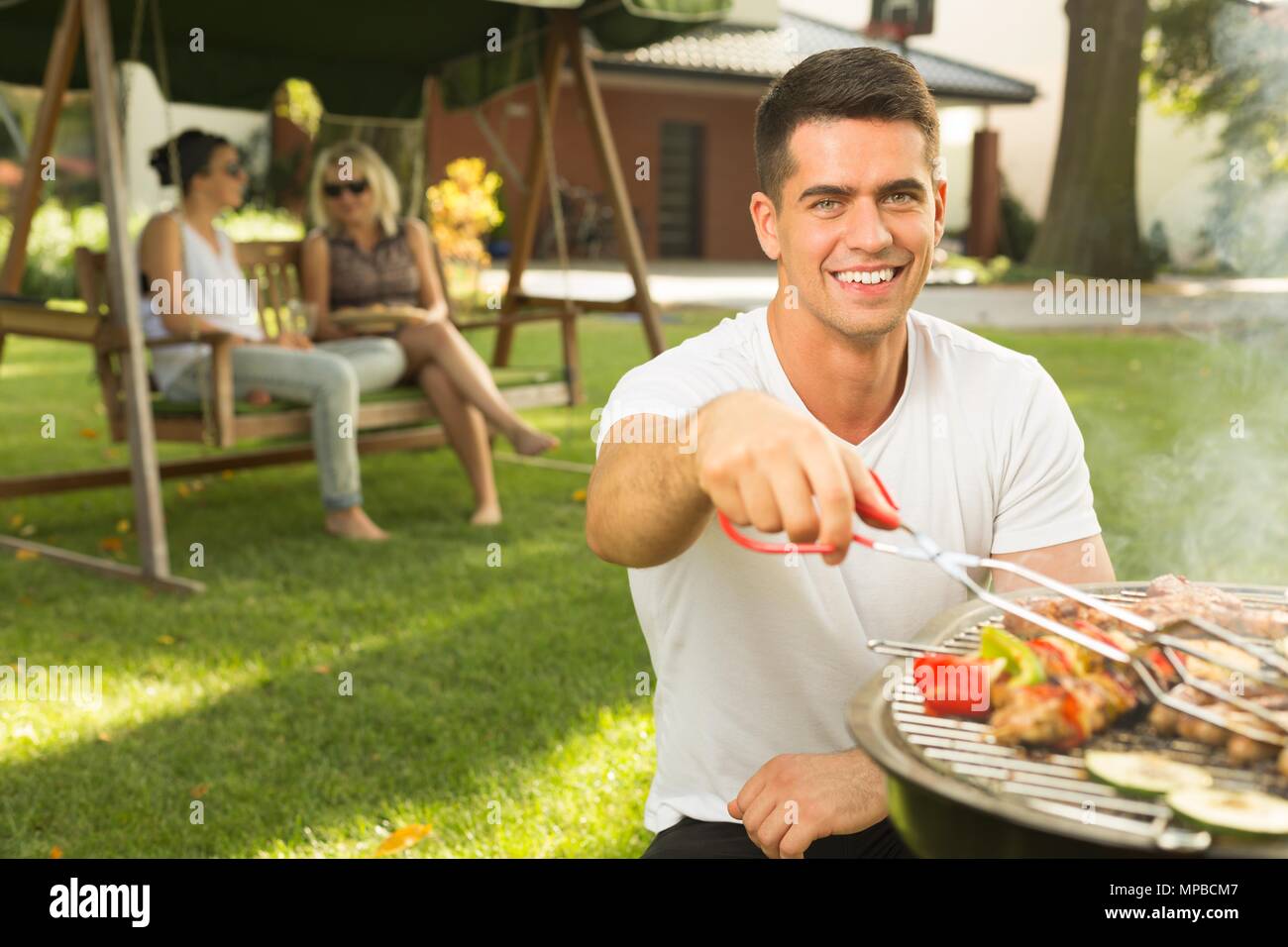 Schuss von einer Gruppe von Freunden ein Grill in Stockfoto