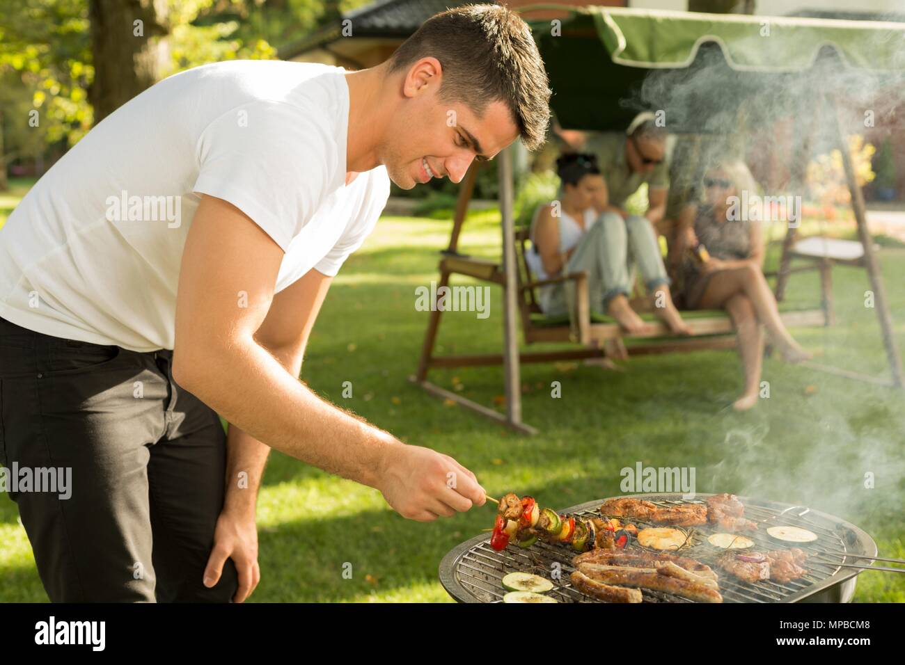 Grill - Mann warten auf Gegrilltes Stockfoto