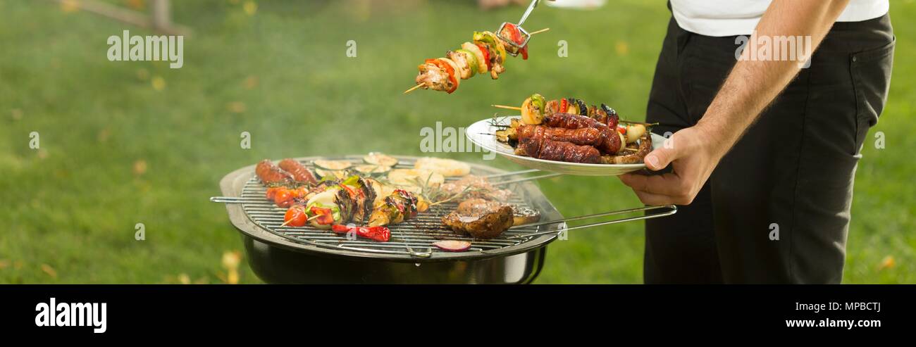 Panorama der Grill Chef im Sommer Tag Stockfoto