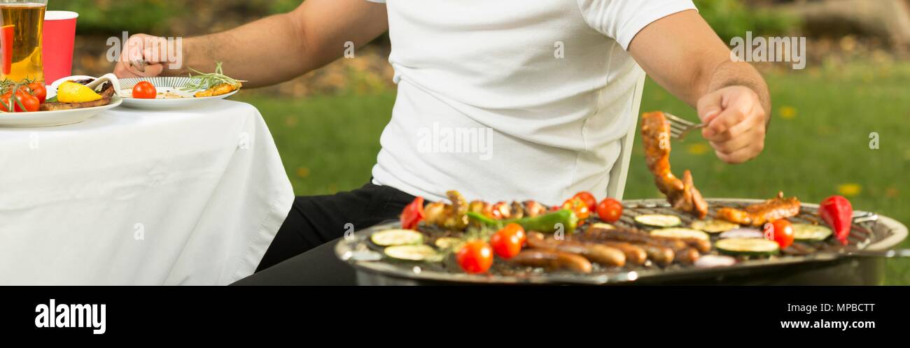 Panorama der Koch bereitet leckere Mahlzeit während Garten Grill Stockfoto