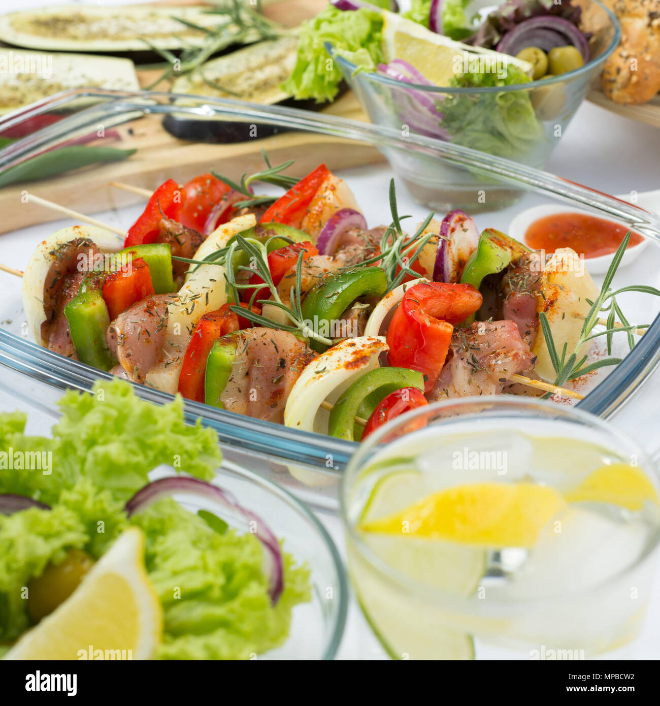 Bereit für Grill - leckeres Essen auf den Tisch Stockfoto