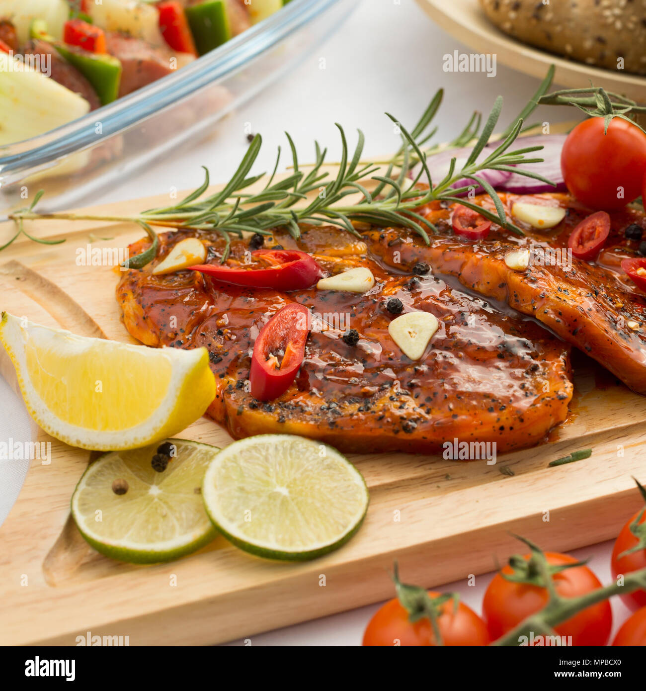 Zwei saftig Koteletts von frischem Schweinefleisch für Grill zubereitet Stockfoto