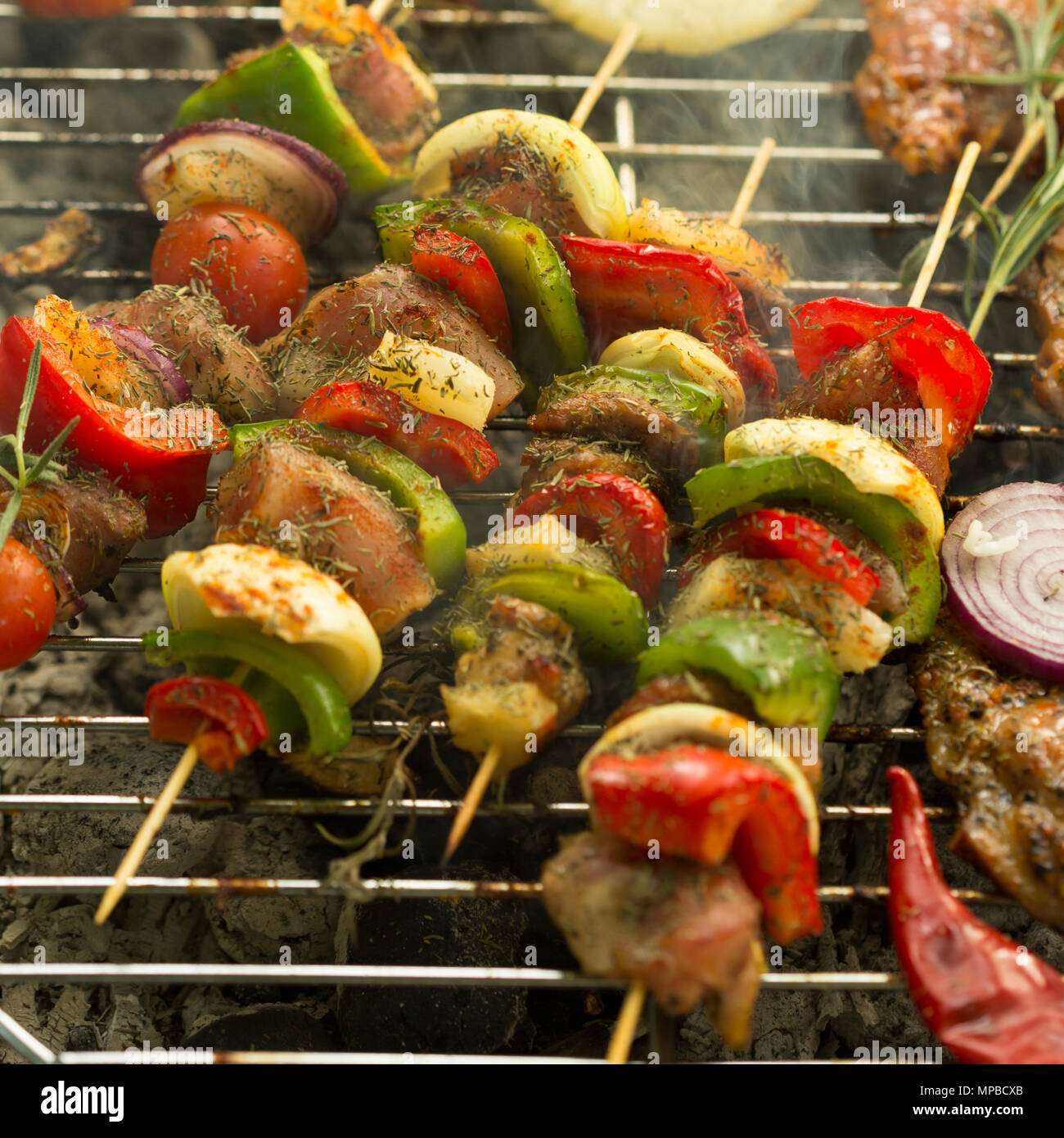 In der Nähe der bunten frischen shashliks Braten vom Grill Stockfoto