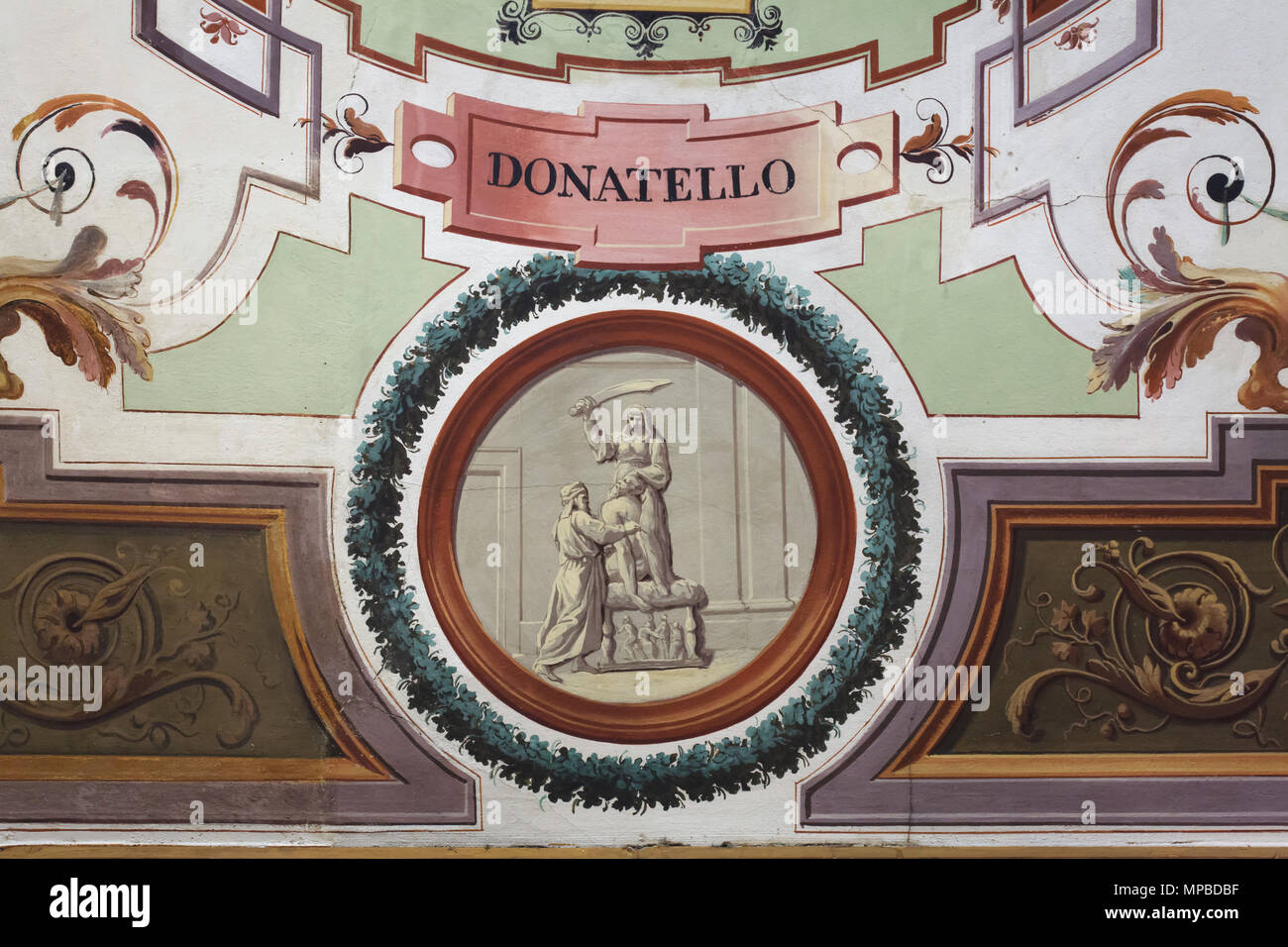 Italienische Renaissance Bildhauer Donatello arbeiten an der Bronzestatue Judith und Holofernes im Deckenfresko der Vasari Korridor in den Uffizien (Galleria degli Uffizi) in Florenz, Toskana, Italien dargestellt. Stockfoto