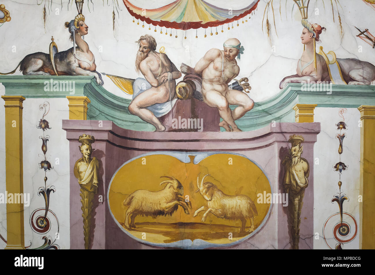 Zwei Böcke kämpfen und zwei Sklaven und Sphingen in das Deckenfresko im Vasari Korridor in den Uffizien (Galleria degli Uffizi) in Florenz, Toskana, Italien dargestellt. Stockfoto