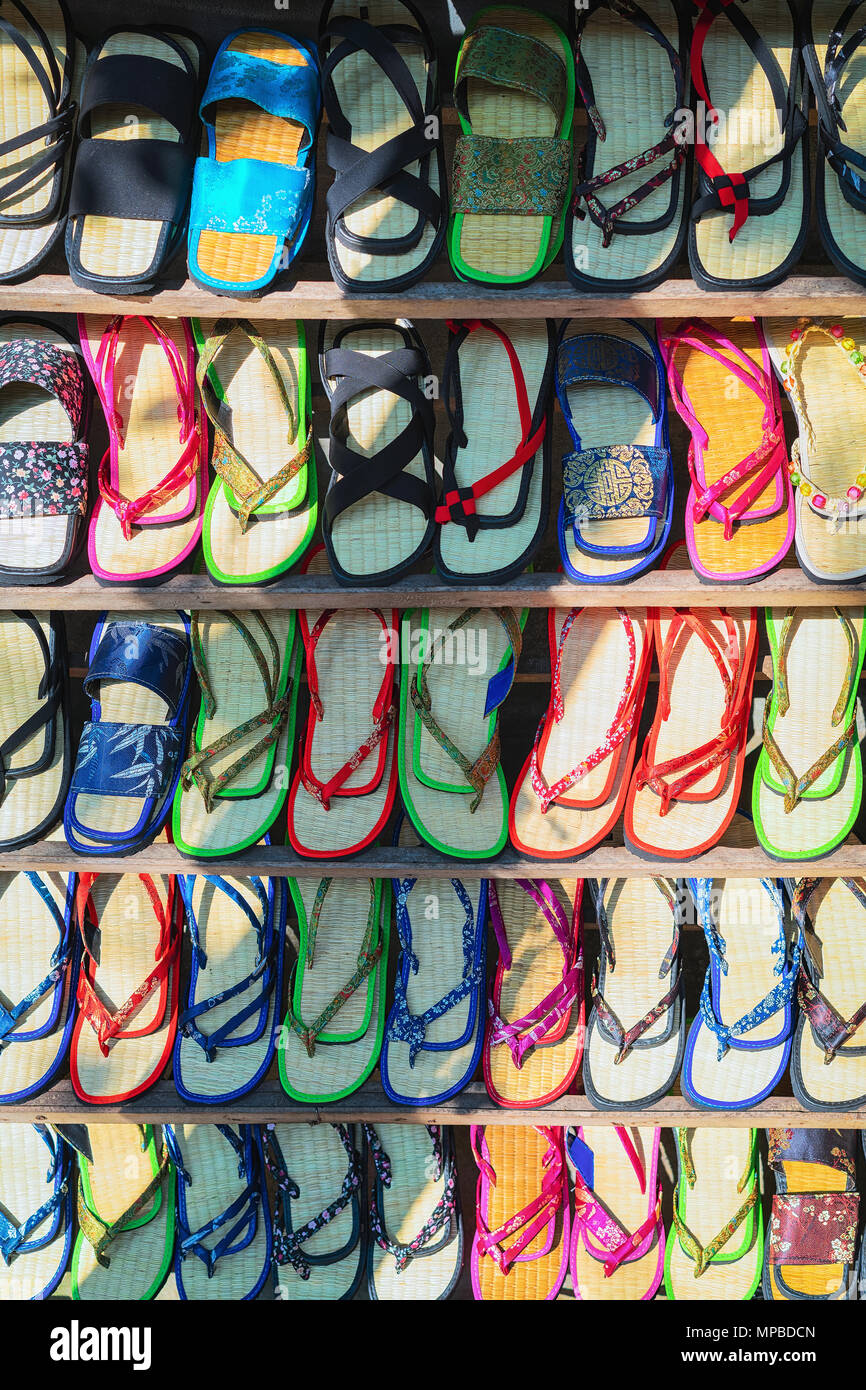 Traditionelle vietnamesische Schuhe für den Verkauf auf der Straße Markt in  Hoi An, Vietnam Stockfotografie - Alamy