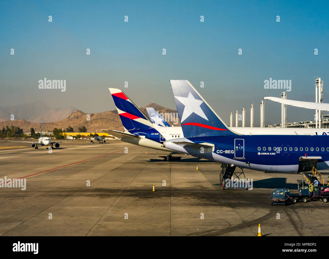 Blick aus dem Flugzeug Fenster, Santiago Flughafen LATAM Flugzeuge, Schürze, mit alten und neuen Airline Logos, LAN und TAM Airlines Stockfoto