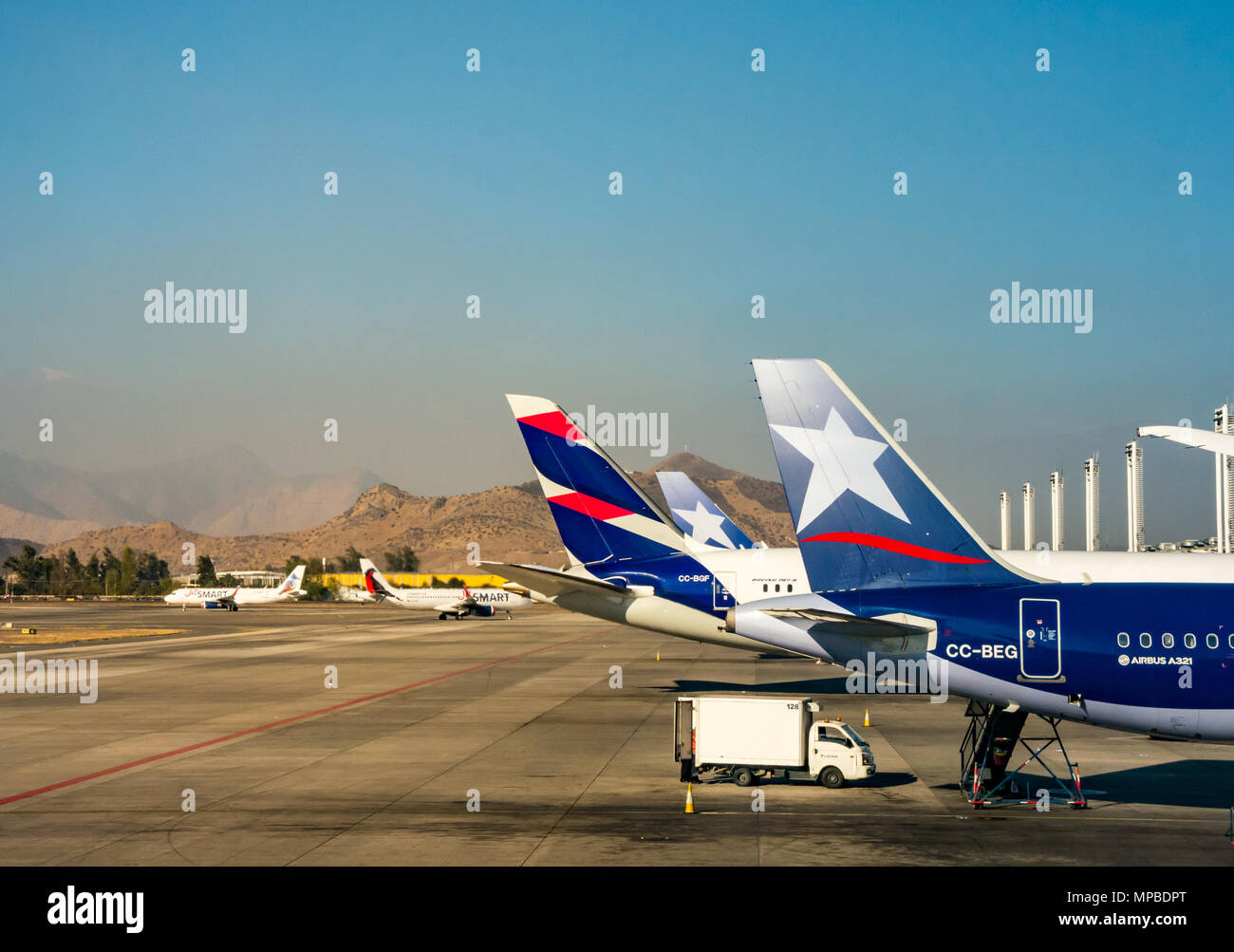 Blick aus dem Flugzeug Fenster, Santiago Flughafen LATAM-Flugzeugen. Neue und alte Airline logos verbinden LAN und TAM Airlines & SMART Fluggesellschaft Stockfoto