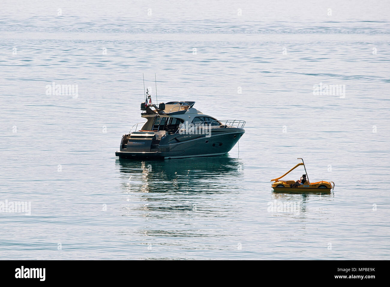Lausanne, Schweiz - 26. August 2018: Kreuzfahrtschiff und die Menschen im Katamaran am Genfer See in Lausanne, Schweiz Stockfoto