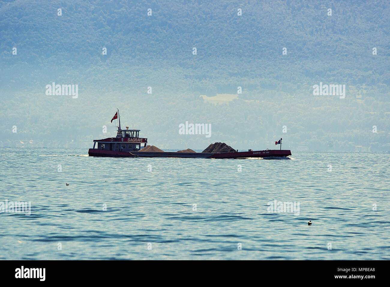 Lausanne, Schweiz - 26. August 2018: Dry Cargo Schiff am Genfer See in Lausanne, Schweiz Stockfoto