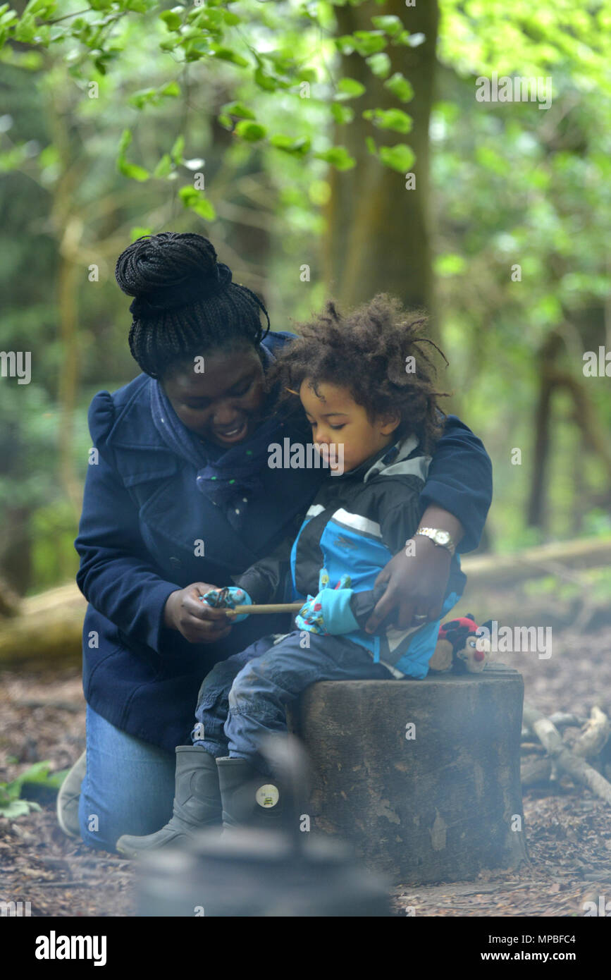 Kinder in einem Wald Schule - Natur Tots, im Friston Wald, East Sussex. Stockfoto