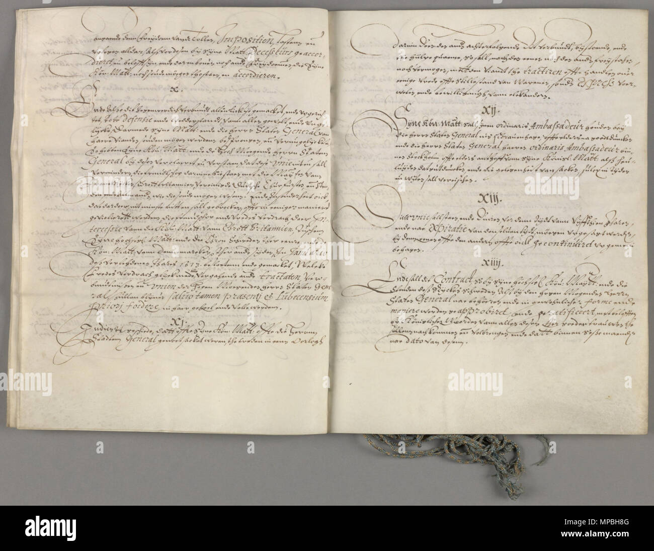 . Die Ratifizierung des Vertrags in Den Haag zwischen den Mitgliedstaaten allgemein und der König von Schweden der zweite Artikel des Vertrags von 5. April zu klären. 1614. 28. Juli 1614. 931 NL-HaNA 1.01.02 12585.1 B01 Ratificatie Vriendschapsverdrag Schweden 1614 07. Stockfoto
