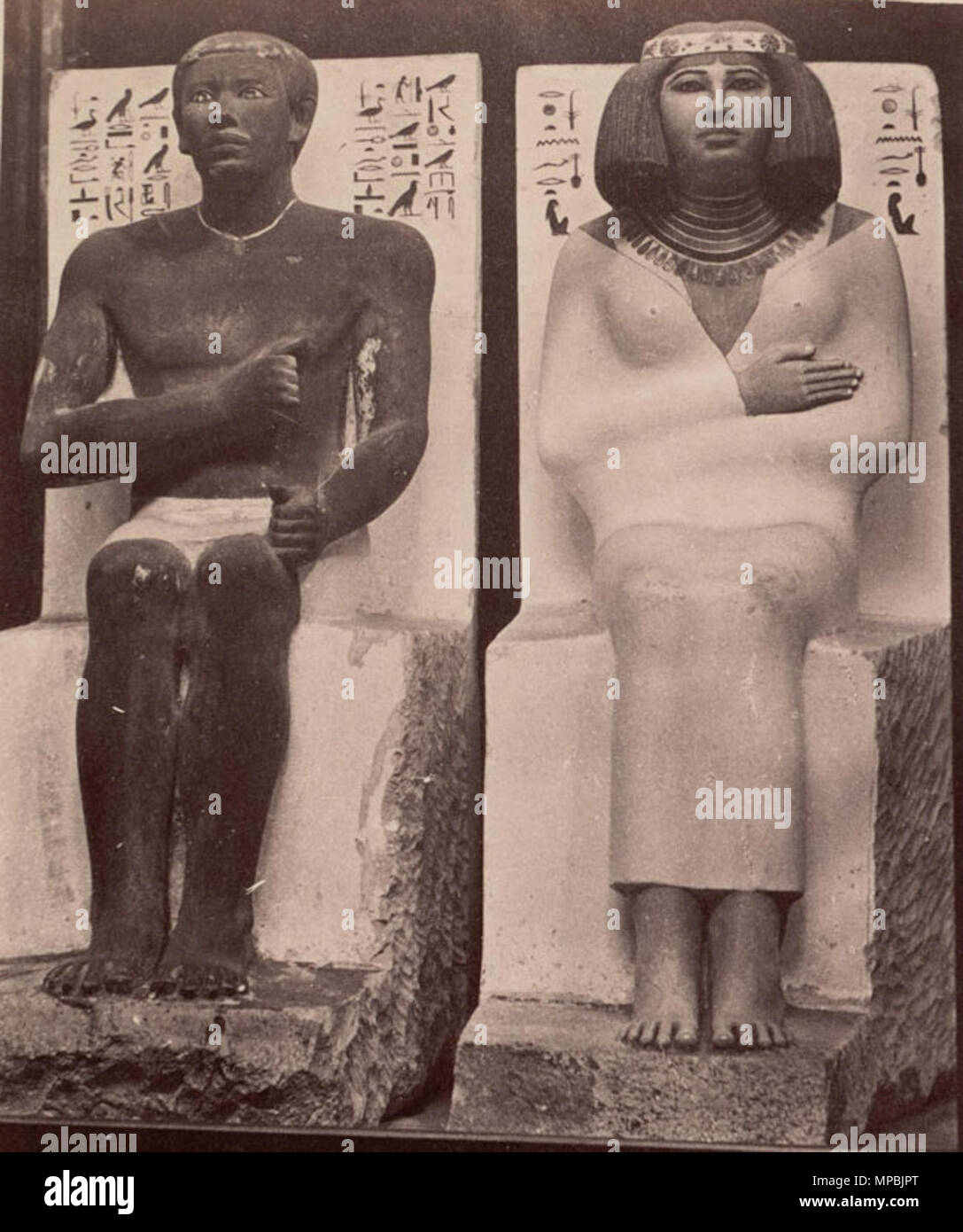 . BPLDC Art.Nr.: 08 04 000032 Seite Titel: Prinz und Prinzessin Ra-Hotep Nefer-T-Sammlung: Tupper Scrapbooks Collection Album: Band 26: Unterägypten. Pyramiden. Rufnr. 4098 B 104 V 26 (s. 31) Creator: Tupper, William Vaughn Beschreibung: Scrapbook Seite mit einem Foto von zwei Statuen der ägyptischen Könige, mit Zitaten und Informationen über die Statuen versehen. Themen: Ägypten Reise Fotografie Statuen ägyptischer (alten) Seite Größe: 33 x 38,1 cm Anmerkungen: Prinz und Prinzessin Ra-Hotep Nefer-t. "Das sind vermutlich die älteste portrait Statuen der Welt. Diese Menschen, die vor uns sitzen Seite Stockfoto