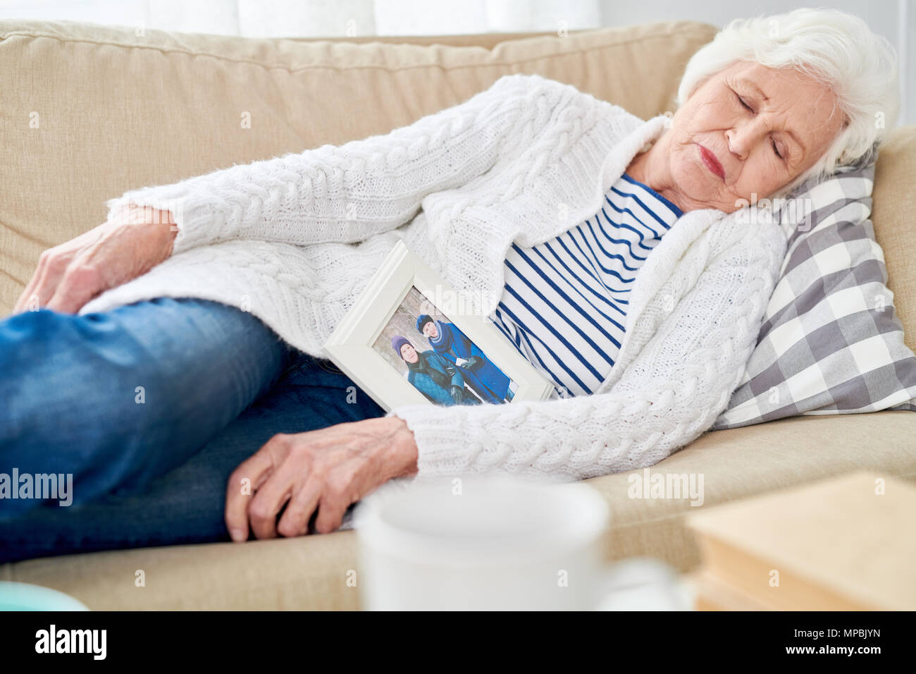 Plötzliches Einschlafen Im Sitzen Im Alter www.alamy.de