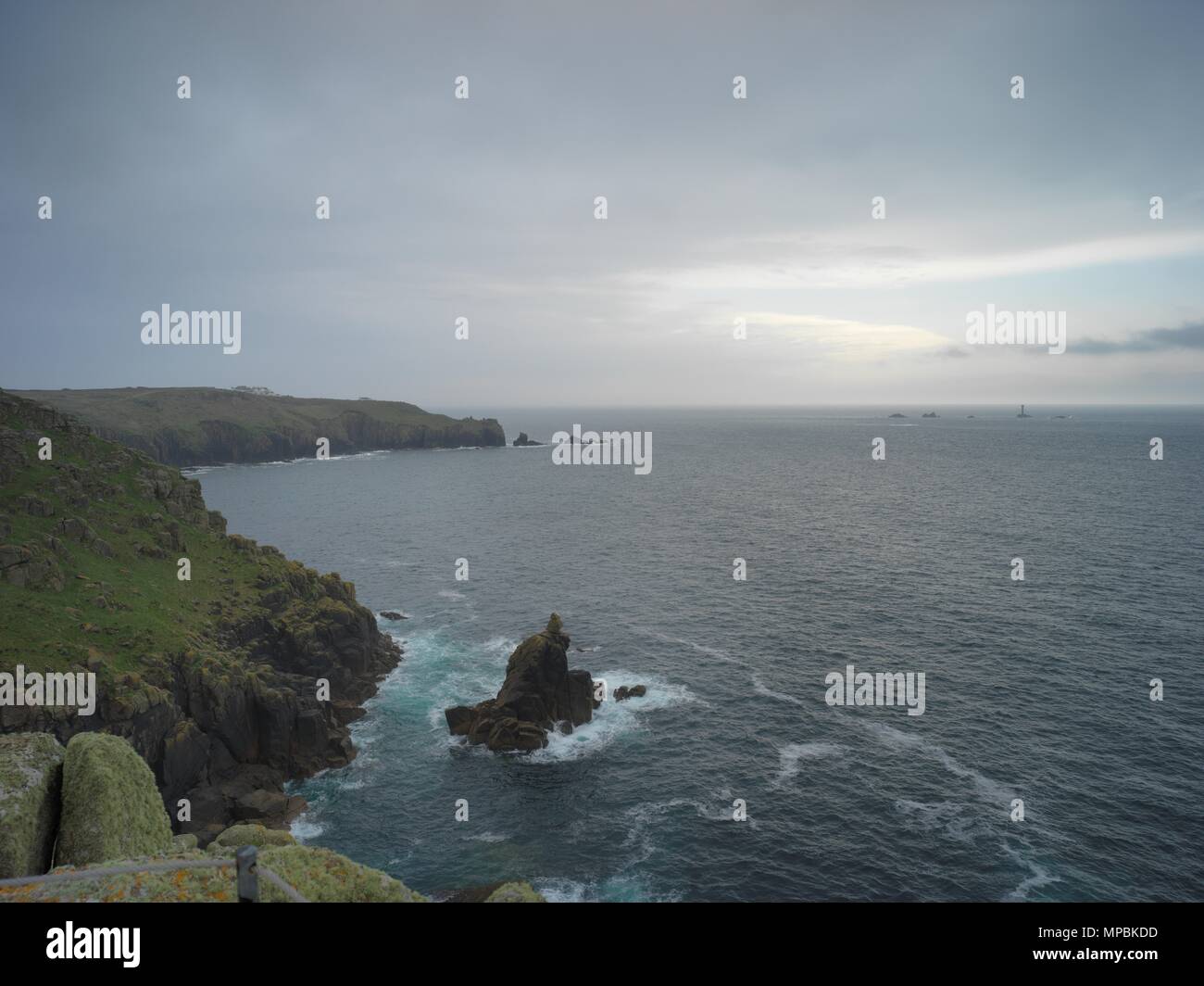Ein Blick in Richtung Land's End und Longships Leuchtturm von der South West Coast Path an pedn - Männer - du oben Sennen Cove Stockfoto