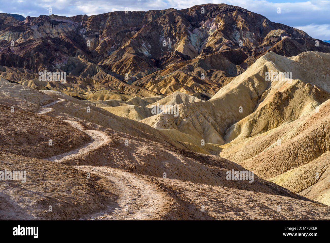Desert Valley Trail - morgens einen Blick auf einen Wanderweg allein Wicklung am Rand eines steilen Tal in den Badlands von Death Valley National Park, CA, USA Stockfoto