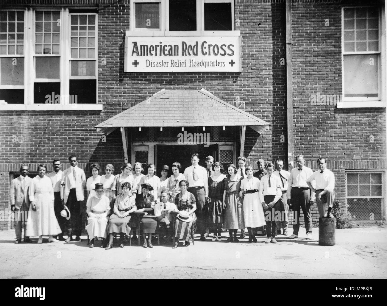 Die Bediensteten der Zentrale, amerikanisches rotes Kreuz Katastrophenhilfe Zentrale, Tulsa, Oklahoma nach dem Rennen Aufstand vom Juni 1921 Stockfoto