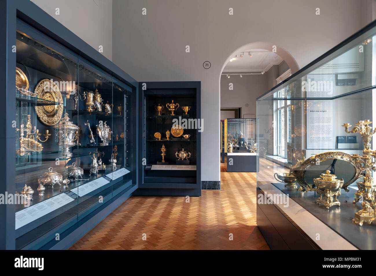 London, UK - April 2018: Britische Silber und Gold in der Rosalinde und Arthur Gilbert Galerien in Victoria und Albert Museum ausgestellt Stockfoto