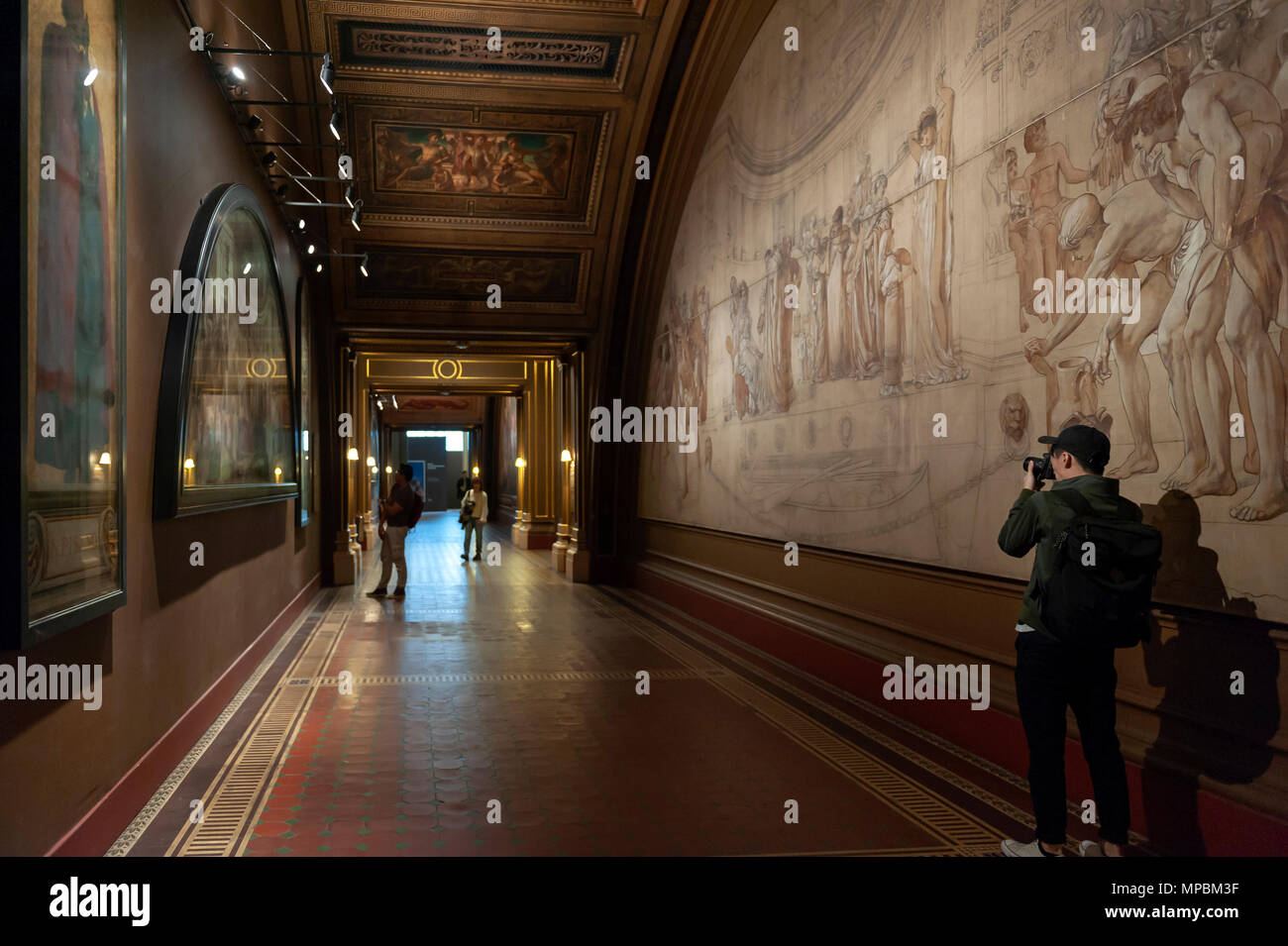 London, UK - April 2018: Ausstellung von Lord Leighton Fresken im Victoria und Albert Museum Stockfoto